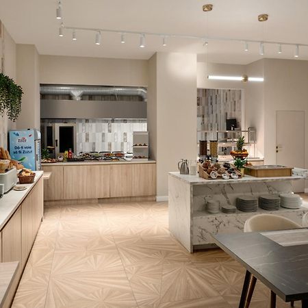 Ramada By Wyndham Bucharest Otopeni Airport Экстерьер фото
