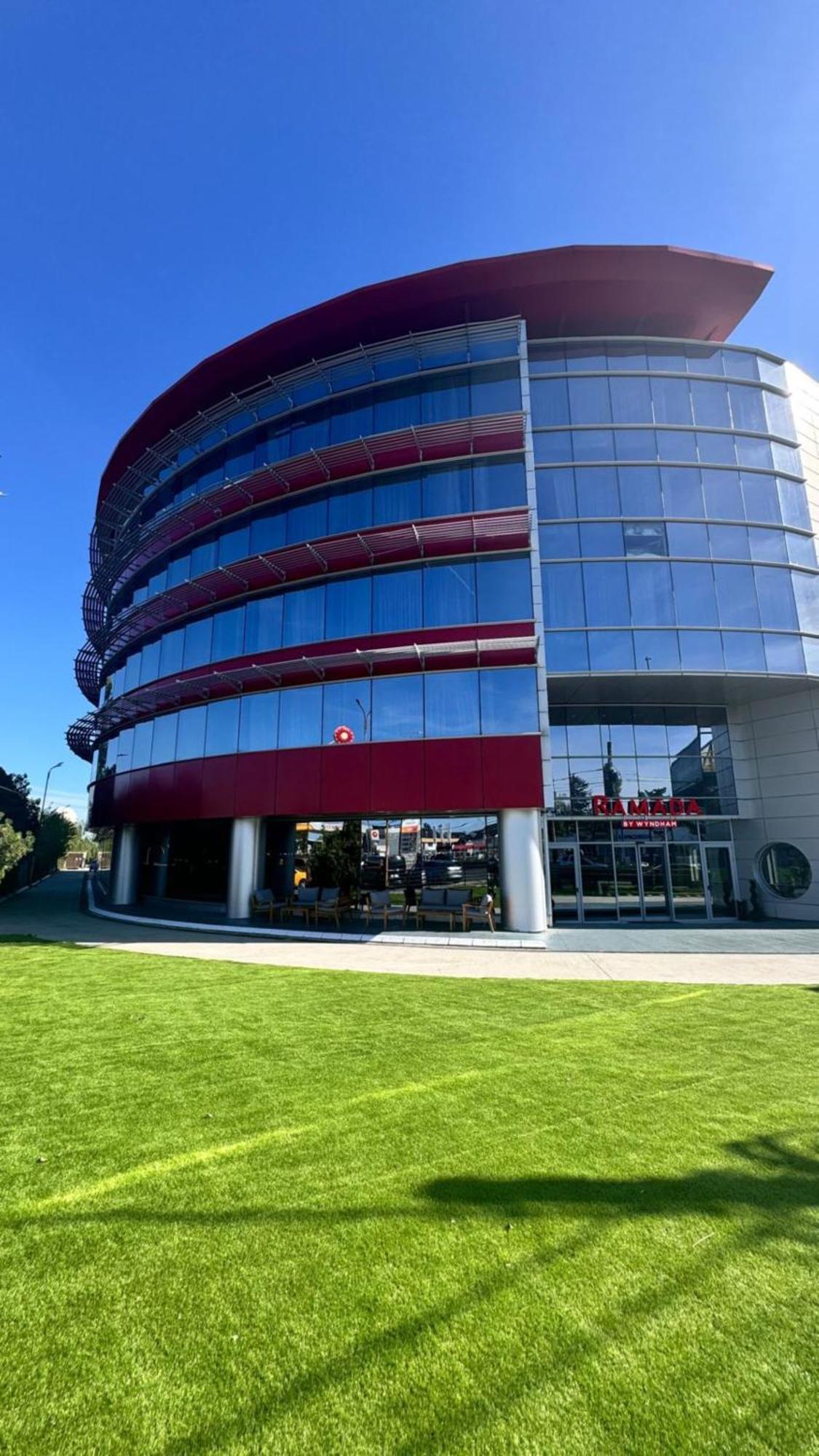 Ramada By Wyndham Bucharest Otopeni Airport Экстерьер фото