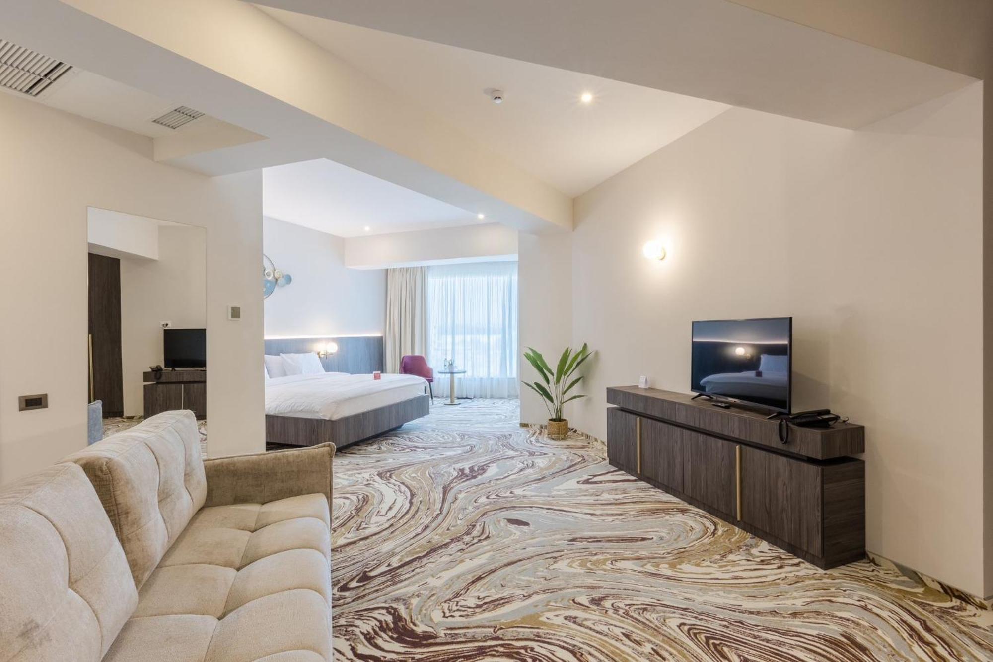 Ramada By Wyndham Bucharest Otopeni Airport Экстерьер фото