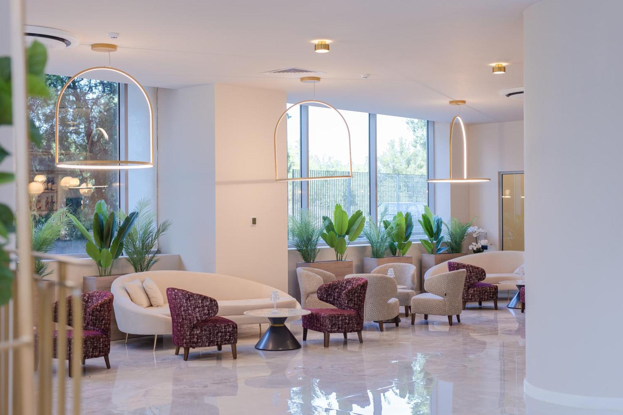 Ramada By Wyndham Bucharest Otopeni Airport Экстерьер фото