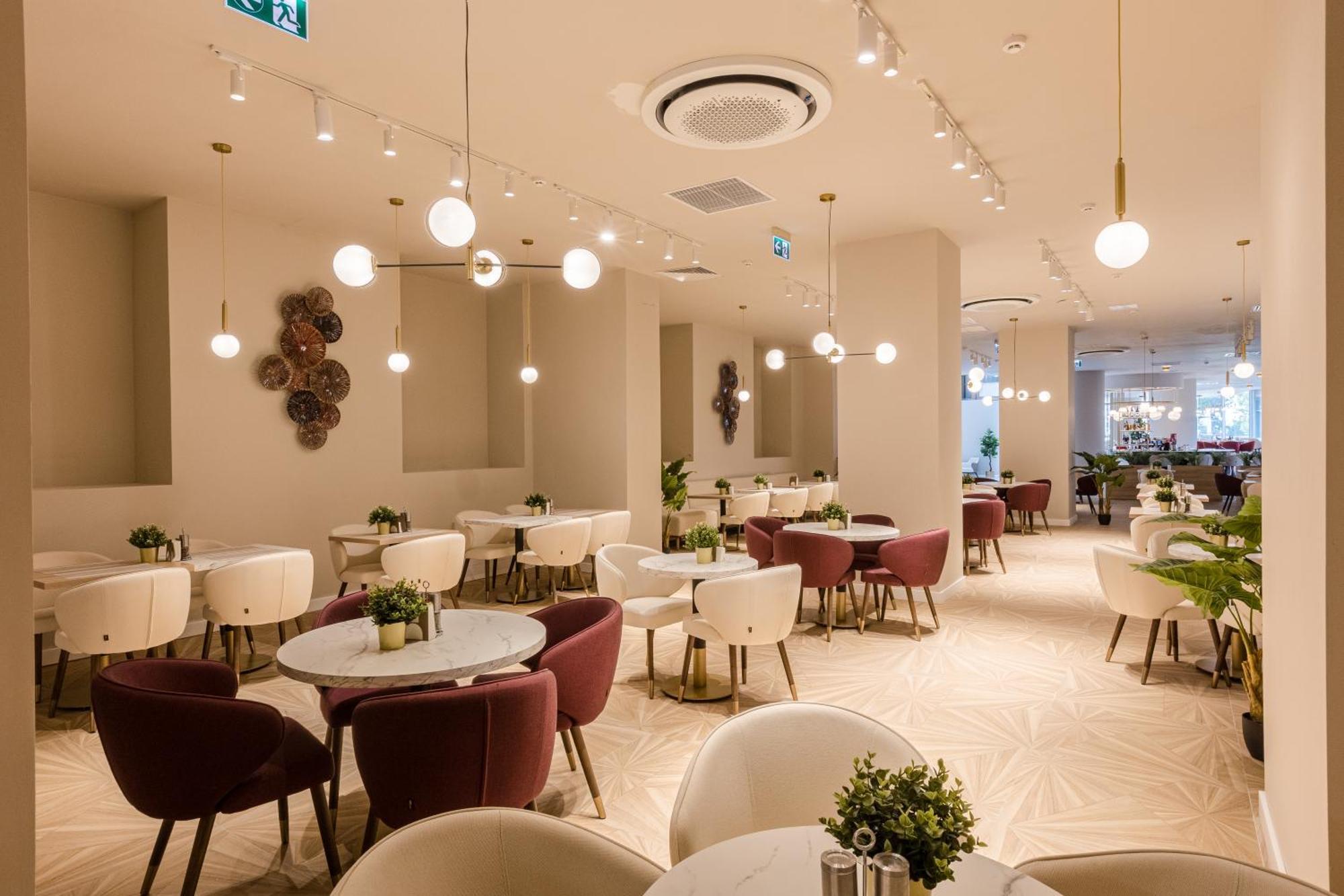 Ramada By Wyndham Bucharest Otopeni Airport Экстерьер фото