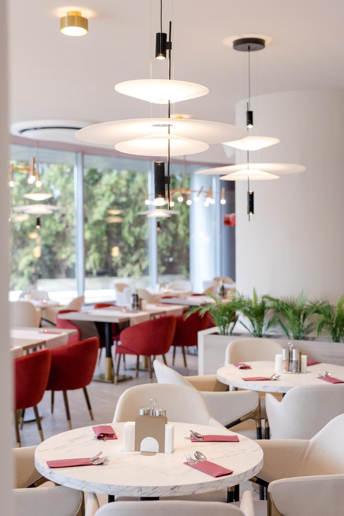 Ramada By Wyndham Bucharest Otopeni Airport Экстерьер фото