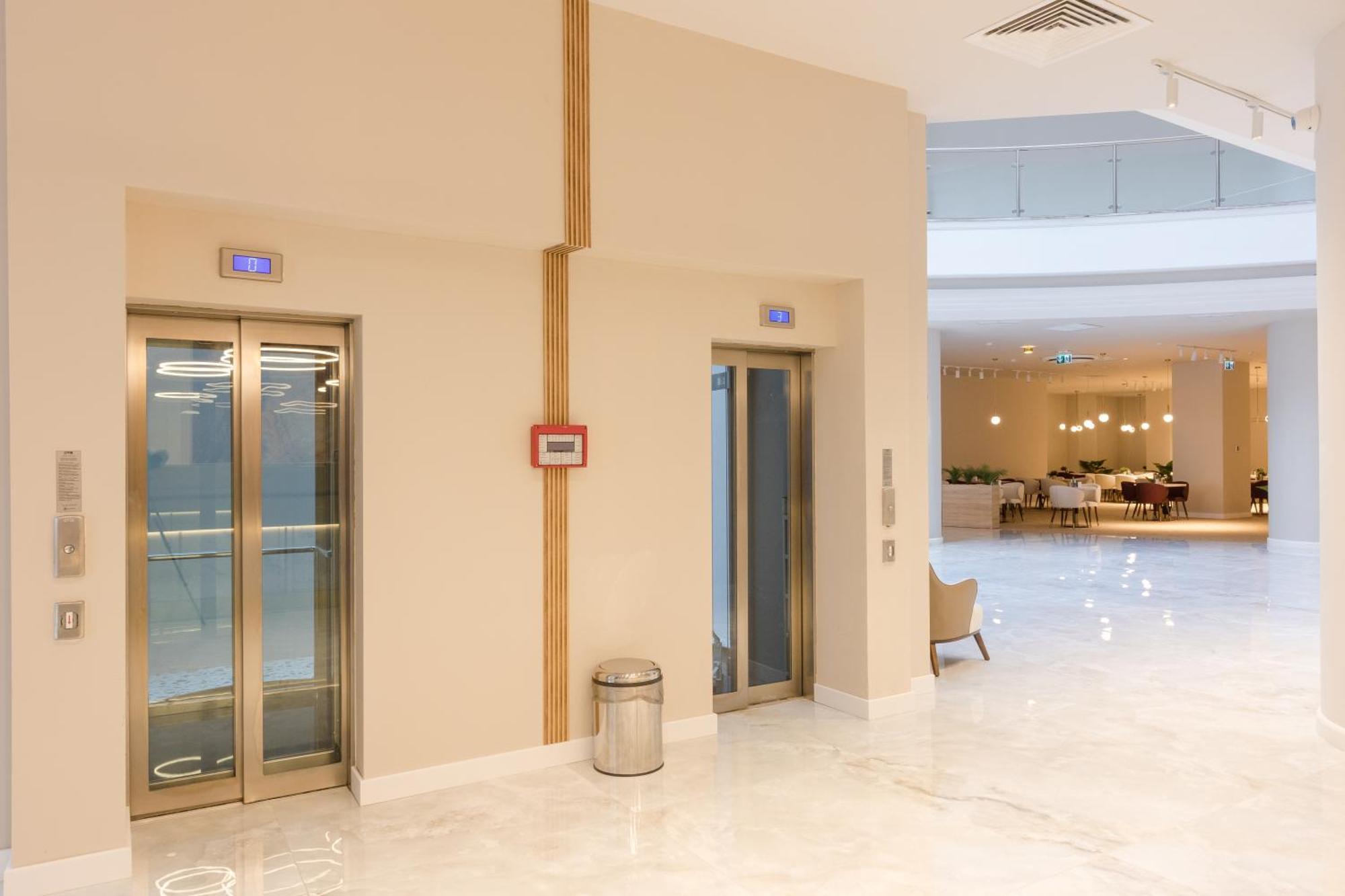Ramada By Wyndham Bucharest Otopeni Airport Экстерьер фото