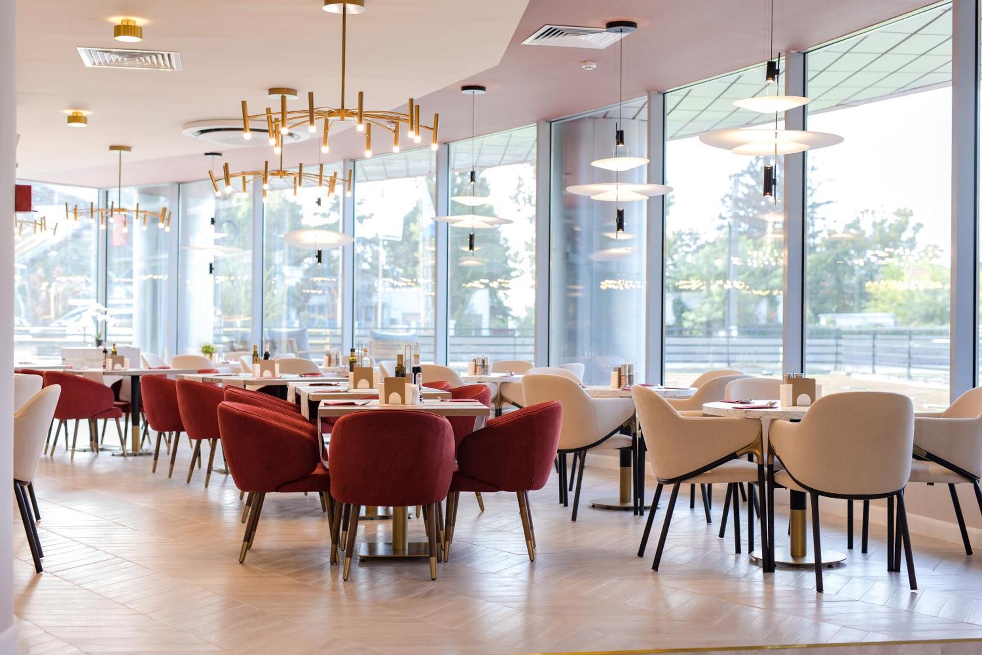 Ramada By Wyndham Bucharest Otopeni Airport Экстерьер фото