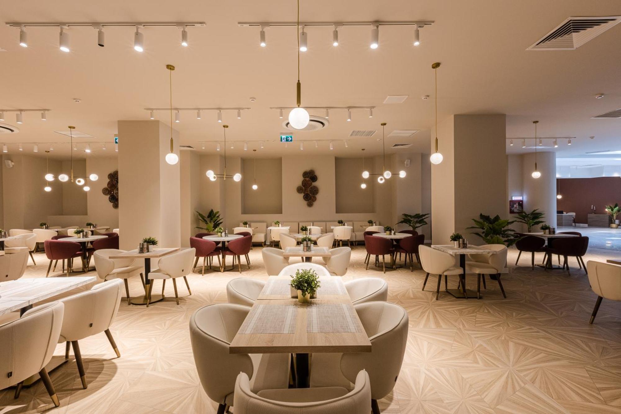 Ramada By Wyndham Bucharest Otopeni Airport Экстерьер фото