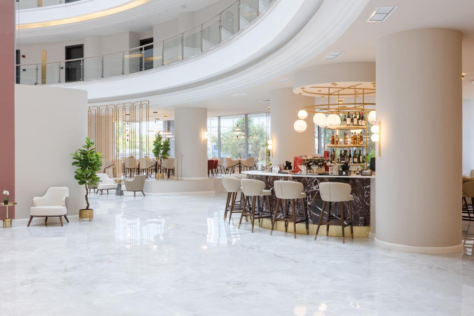 Ramada By Wyndham Bucharest Otopeni Airport Экстерьер фото
