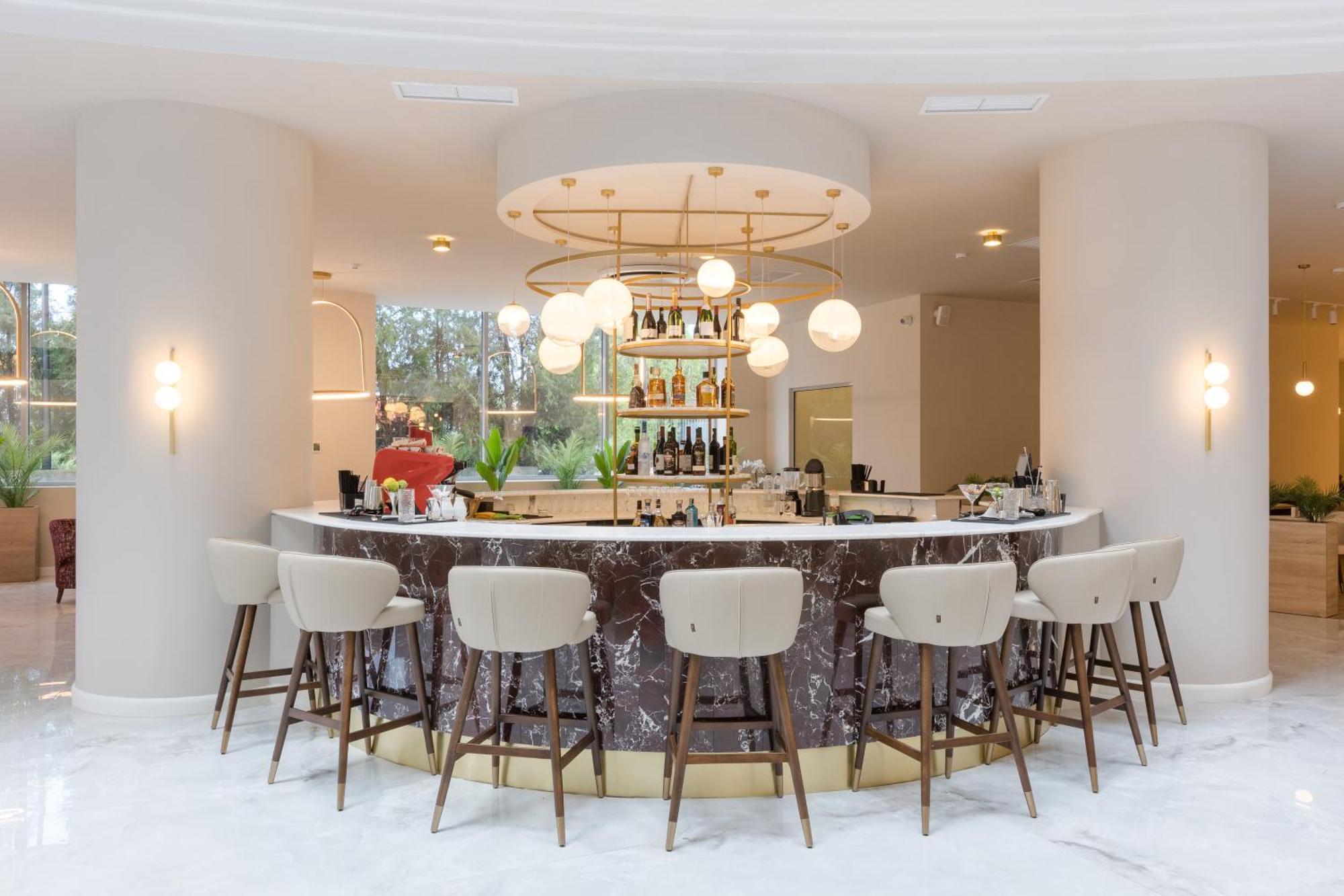 Ramada By Wyndham Bucharest Otopeni Airport Экстерьер фото
