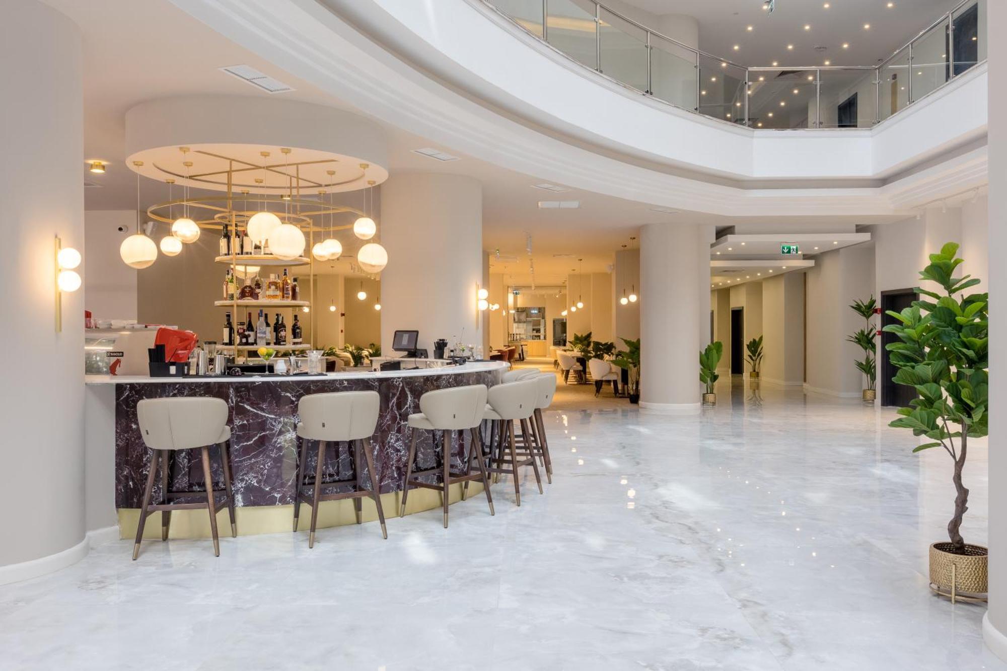 Ramada By Wyndham Bucharest Otopeni Airport Экстерьер фото