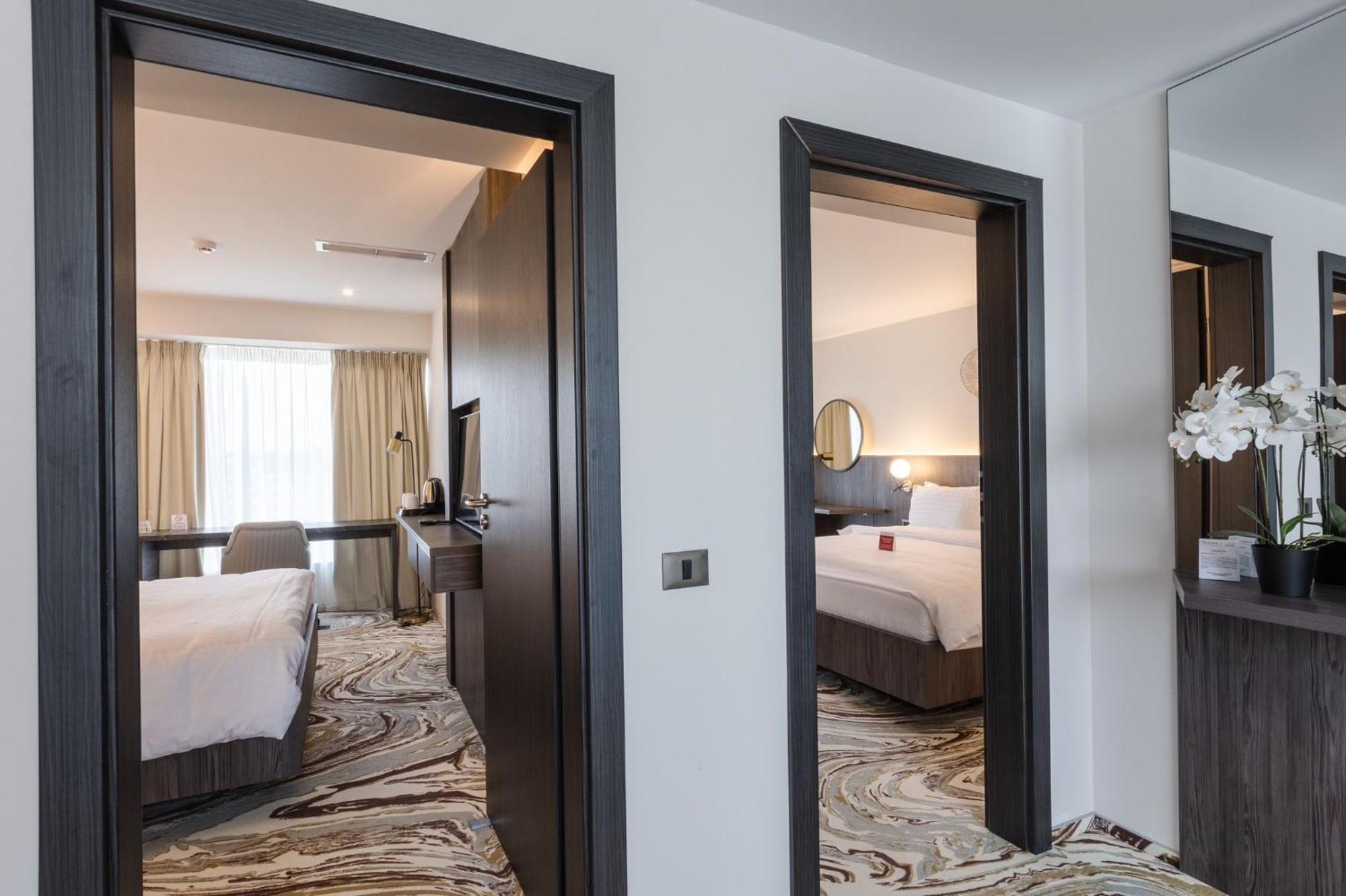 Ramada By Wyndham Bucharest Otopeni Airport Экстерьер фото