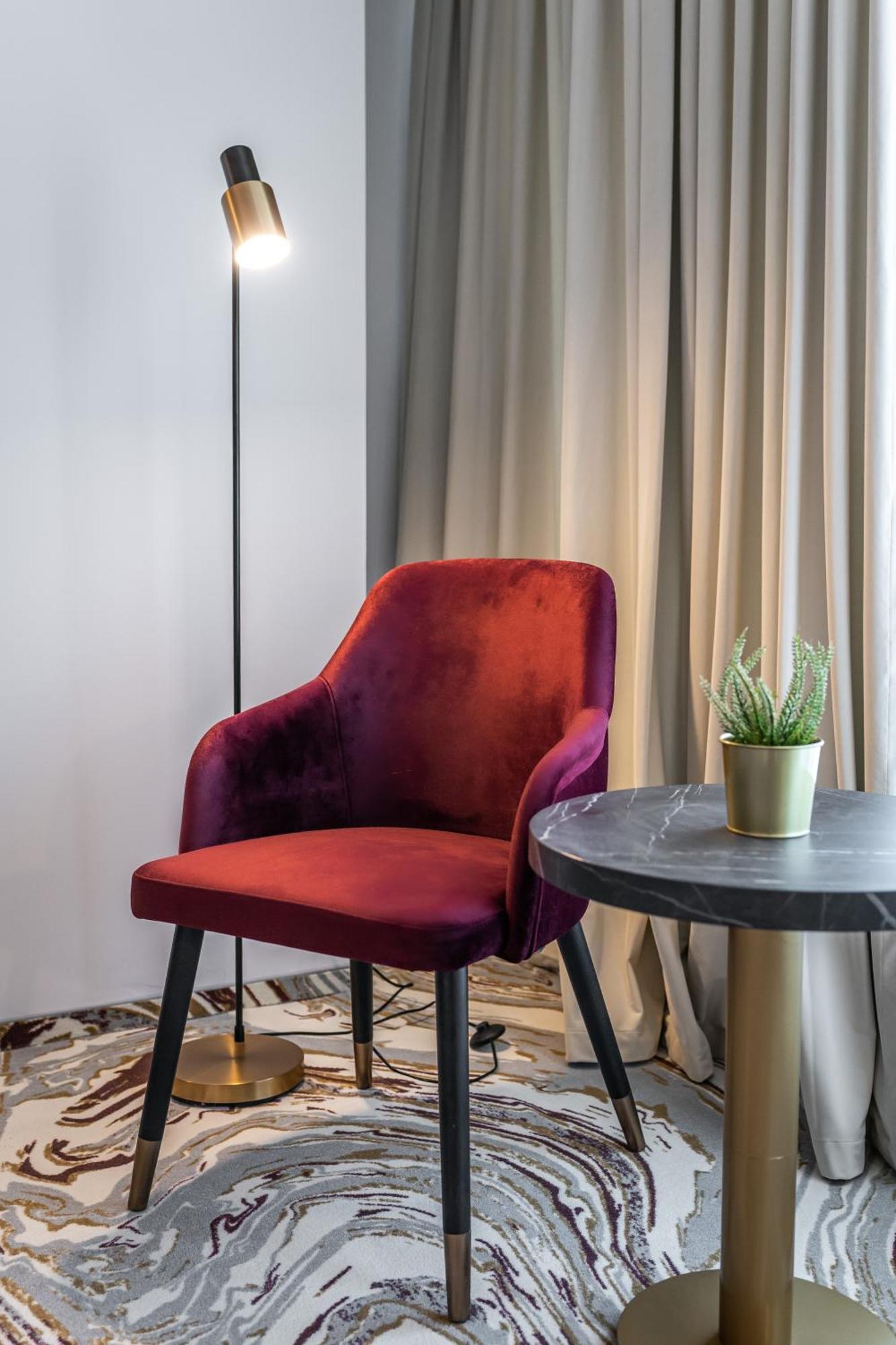 Ramada By Wyndham Bucharest Otopeni Airport Экстерьер фото
