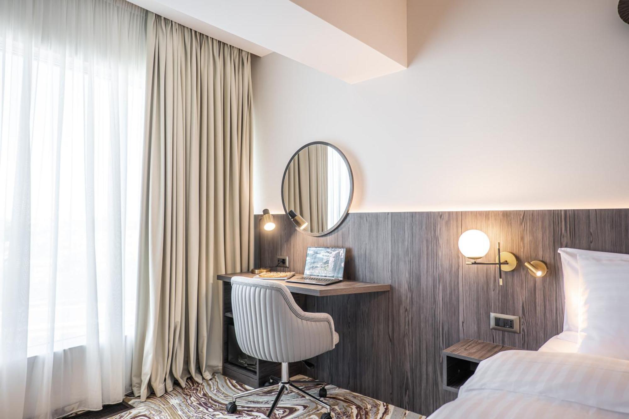 Ramada By Wyndham Bucharest Otopeni Airport Экстерьер фото