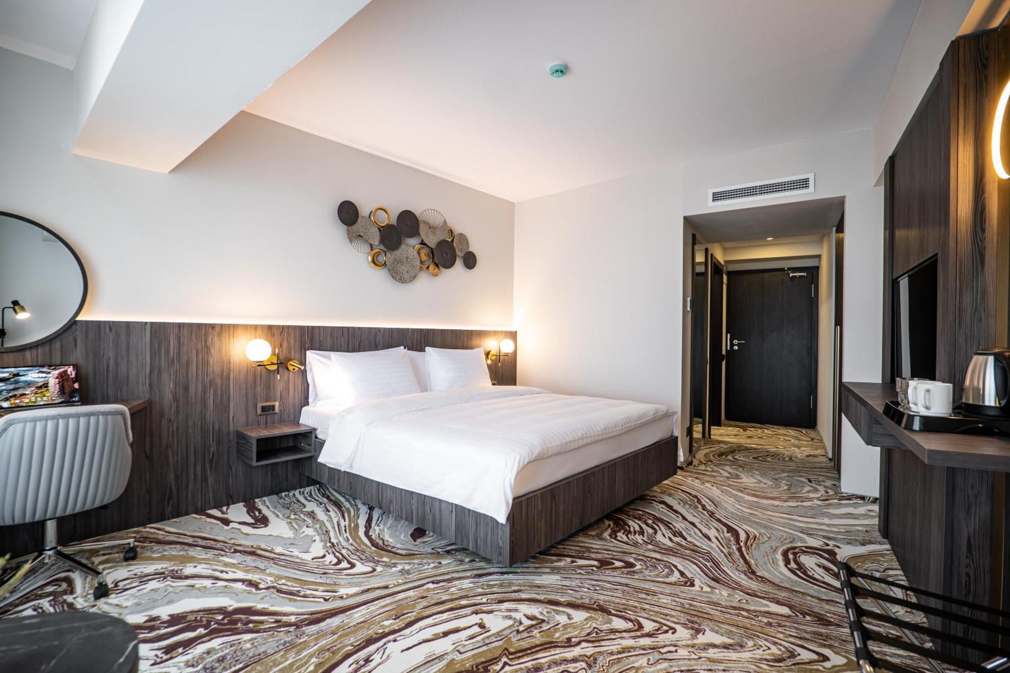 Ramada By Wyndham Bucharest Otopeni Airport Экстерьер фото