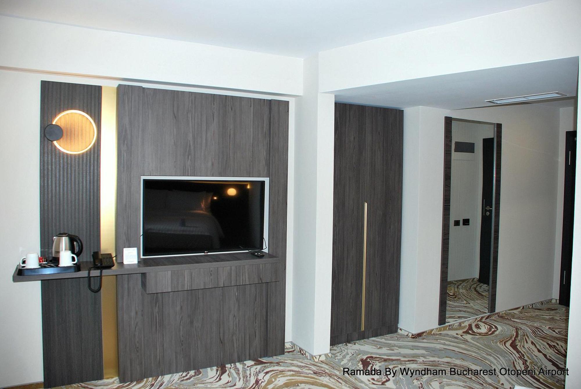 Ramada By Wyndham Bucharest Otopeni Airport Экстерьер фото