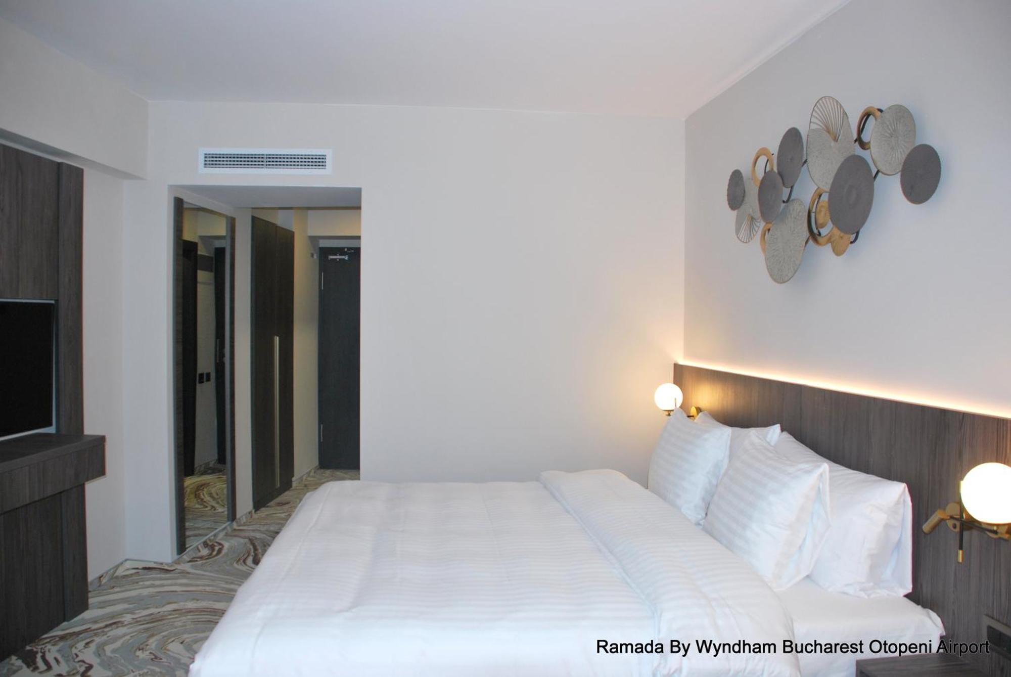 Ramada By Wyndham Bucharest Otopeni Airport Экстерьер фото