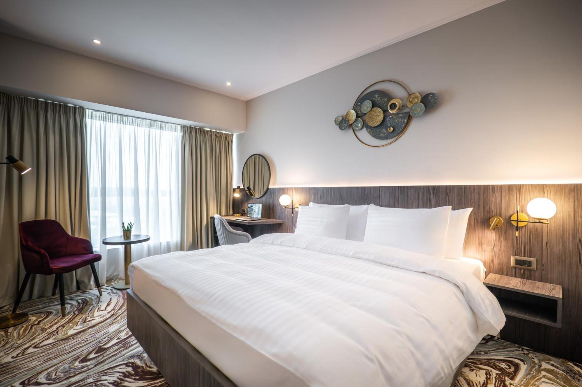 Ramada By Wyndham Bucharest Otopeni Airport Экстерьер фото