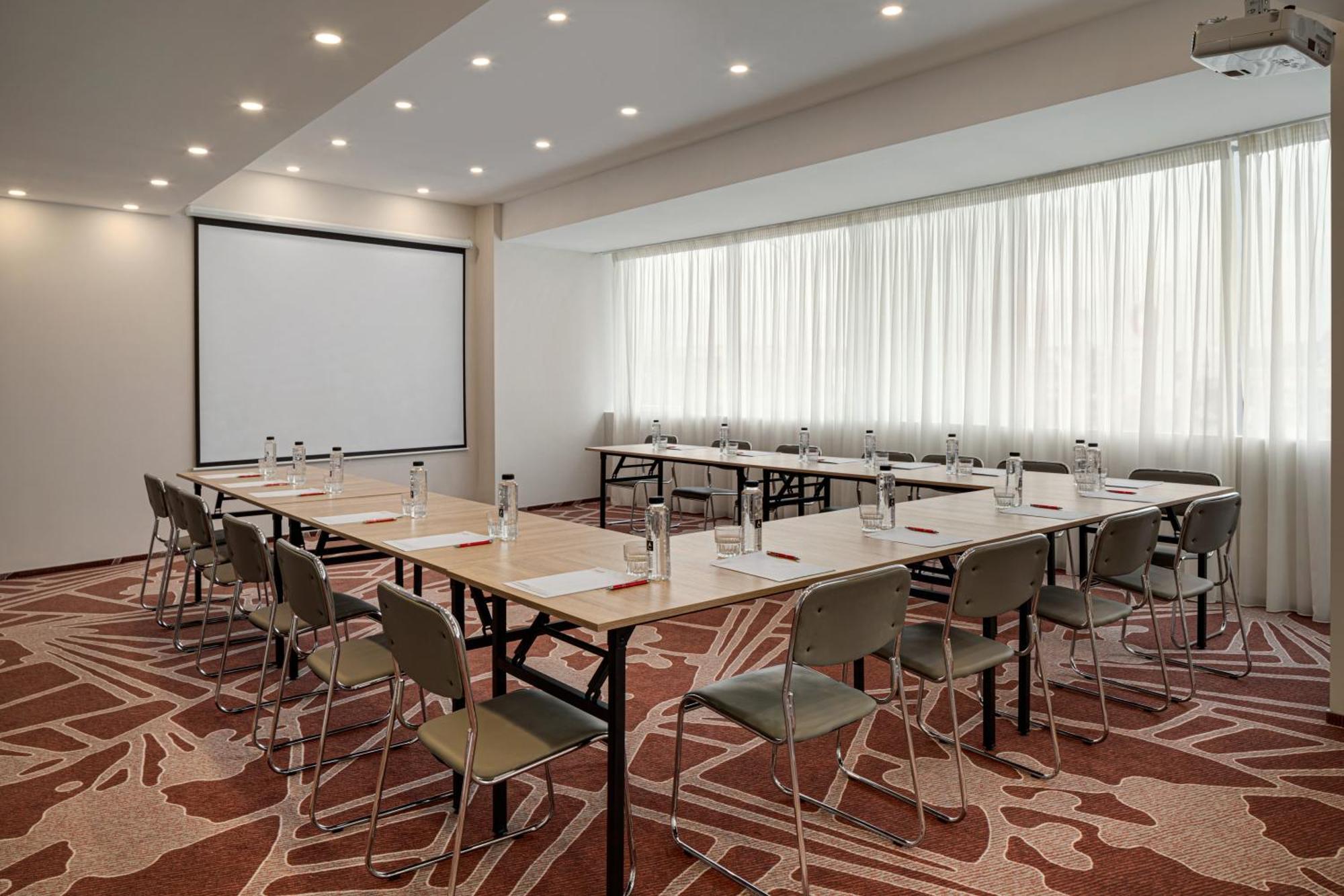 Ramada By Wyndham Bucharest Otopeni Airport Экстерьер фото