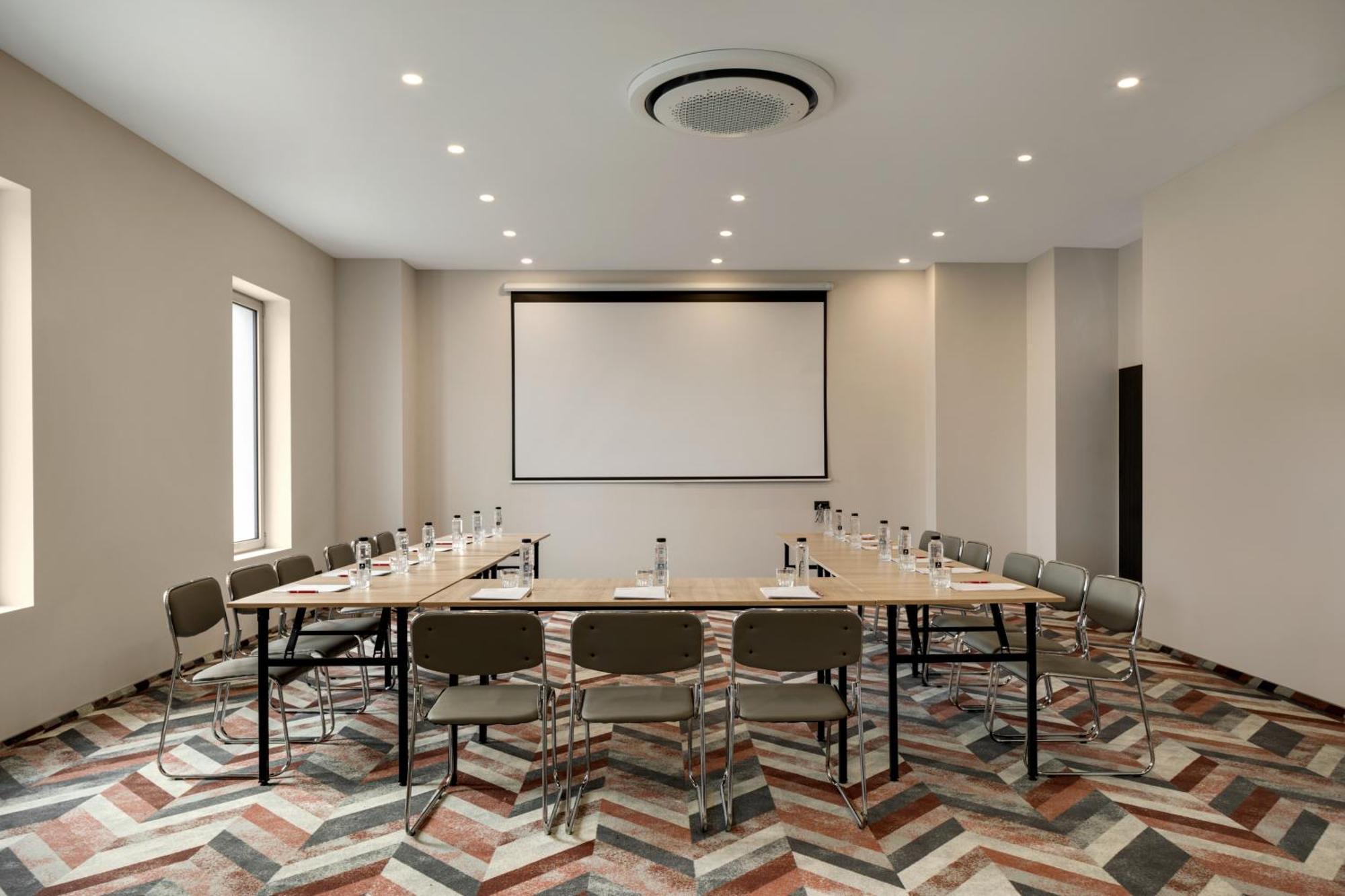 Ramada By Wyndham Bucharest Otopeni Airport Экстерьер фото