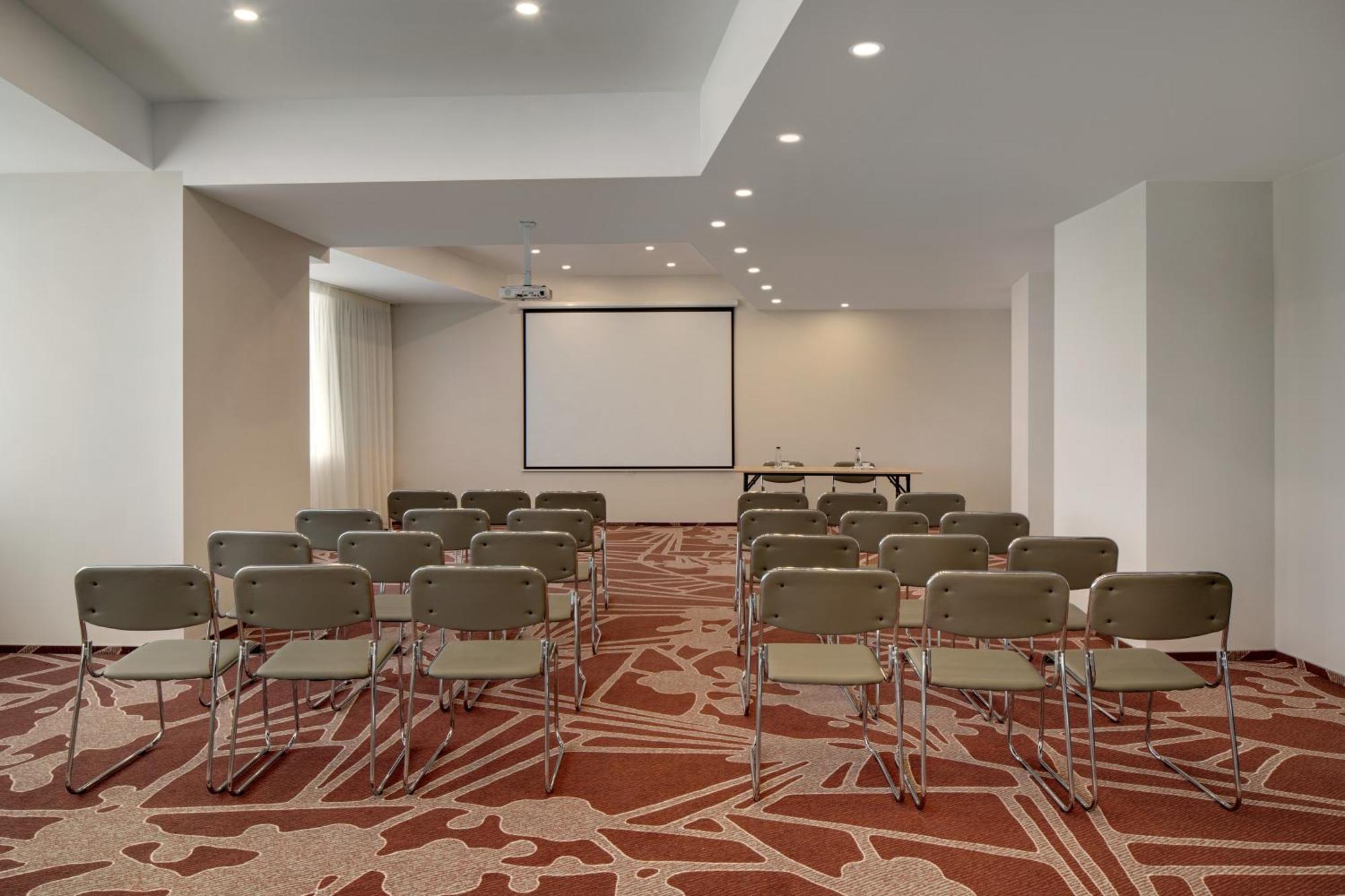 Ramada By Wyndham Bucharest Otopeni Airport Экстерьер фото