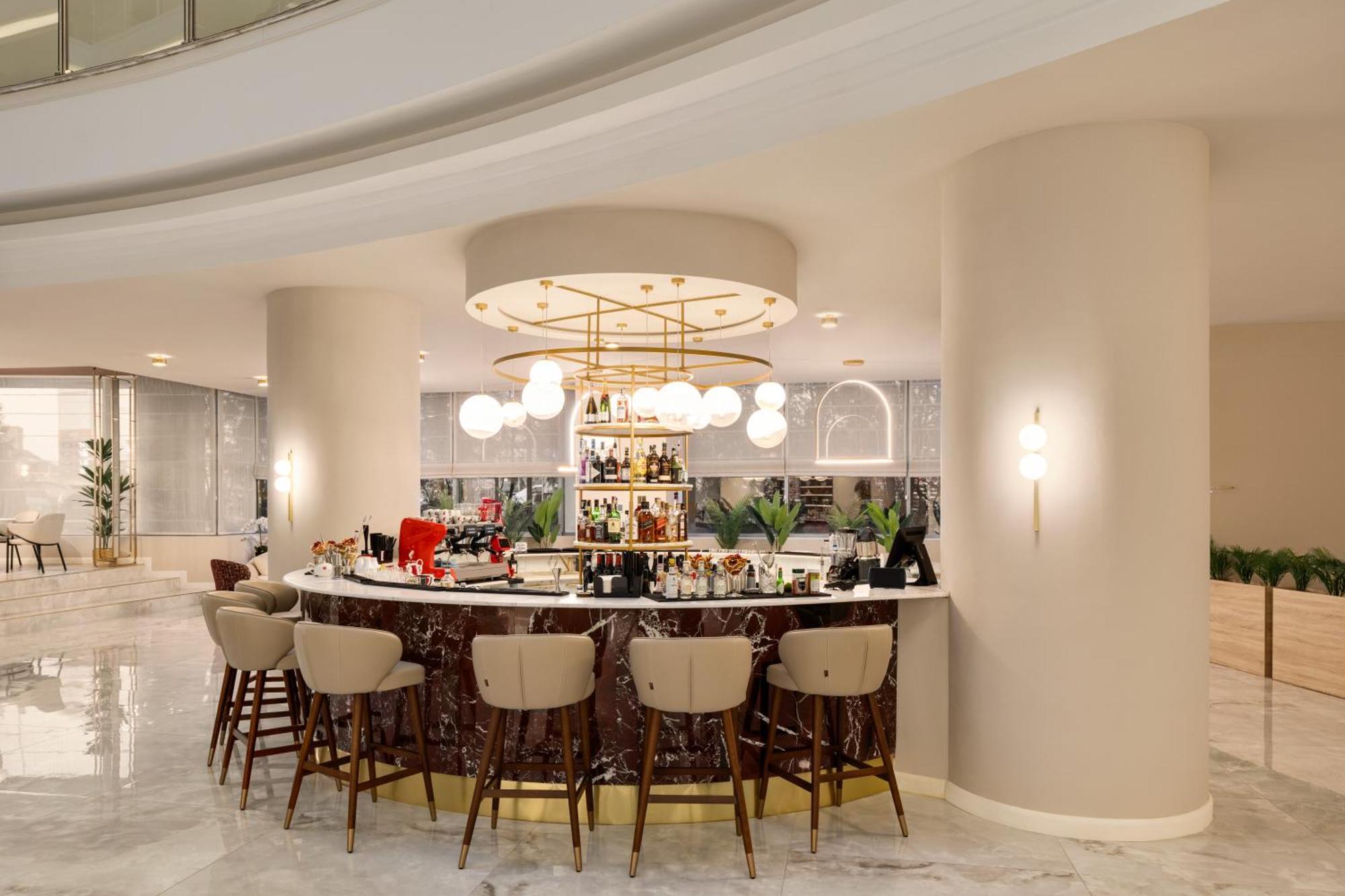 Ramada By Wyndham Bucharest Otopeni Airport Экстерьер фото