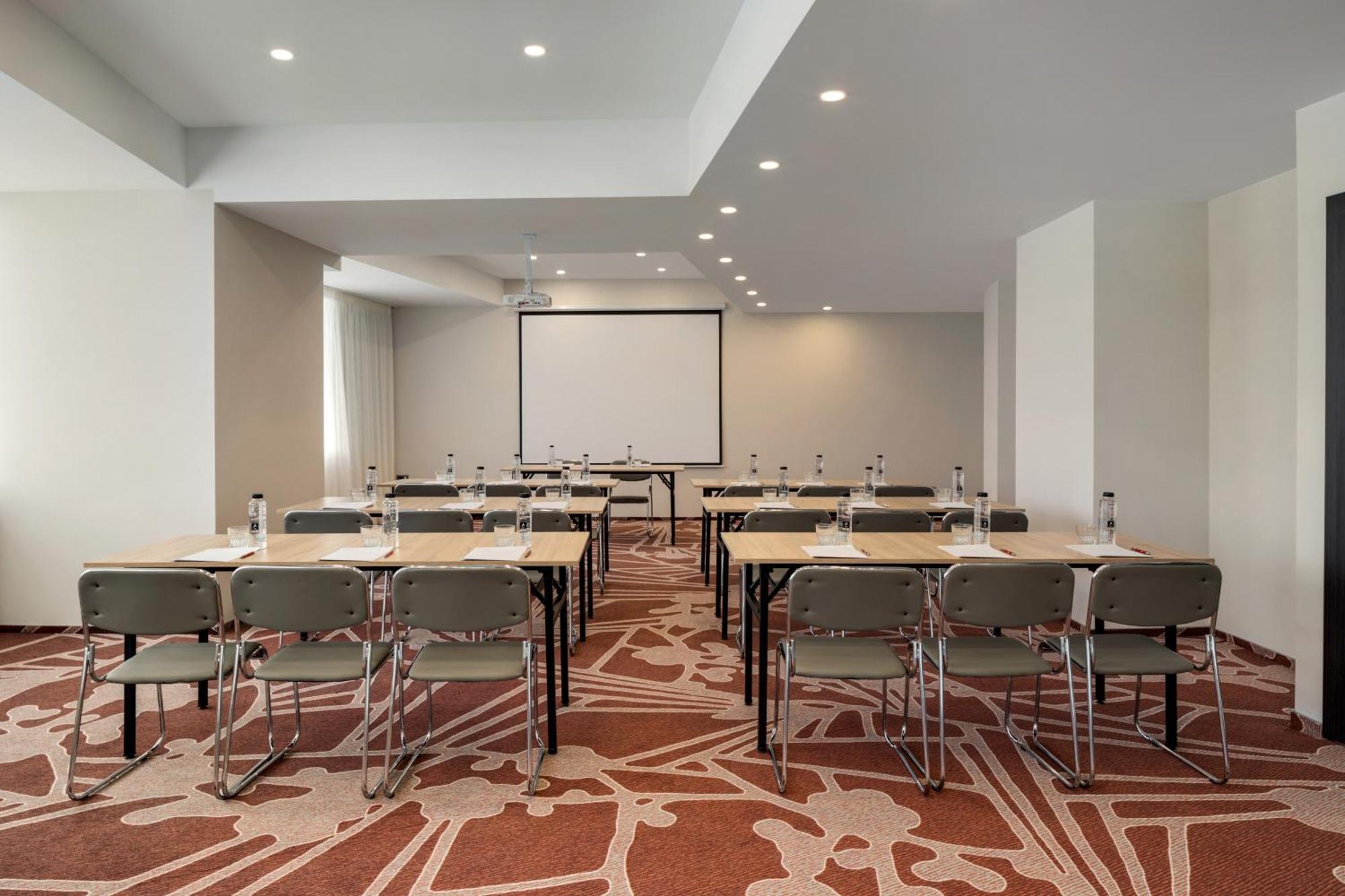 Ramada By Wyndham Bucharest Otopeni Airport Экстерьер фото