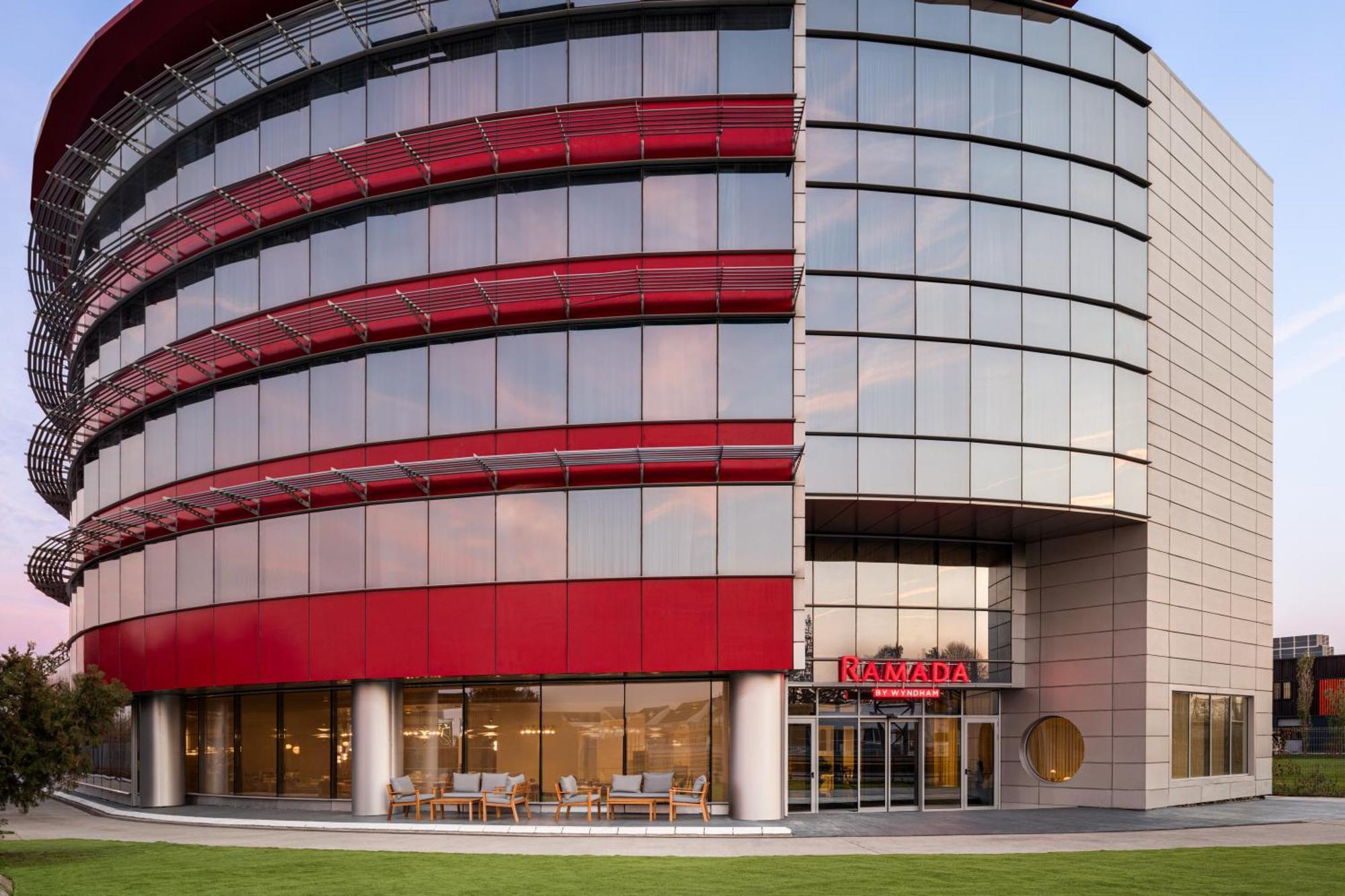 Ramada By Wyndham Bucharest Otopeni Airport Экстерьер фото