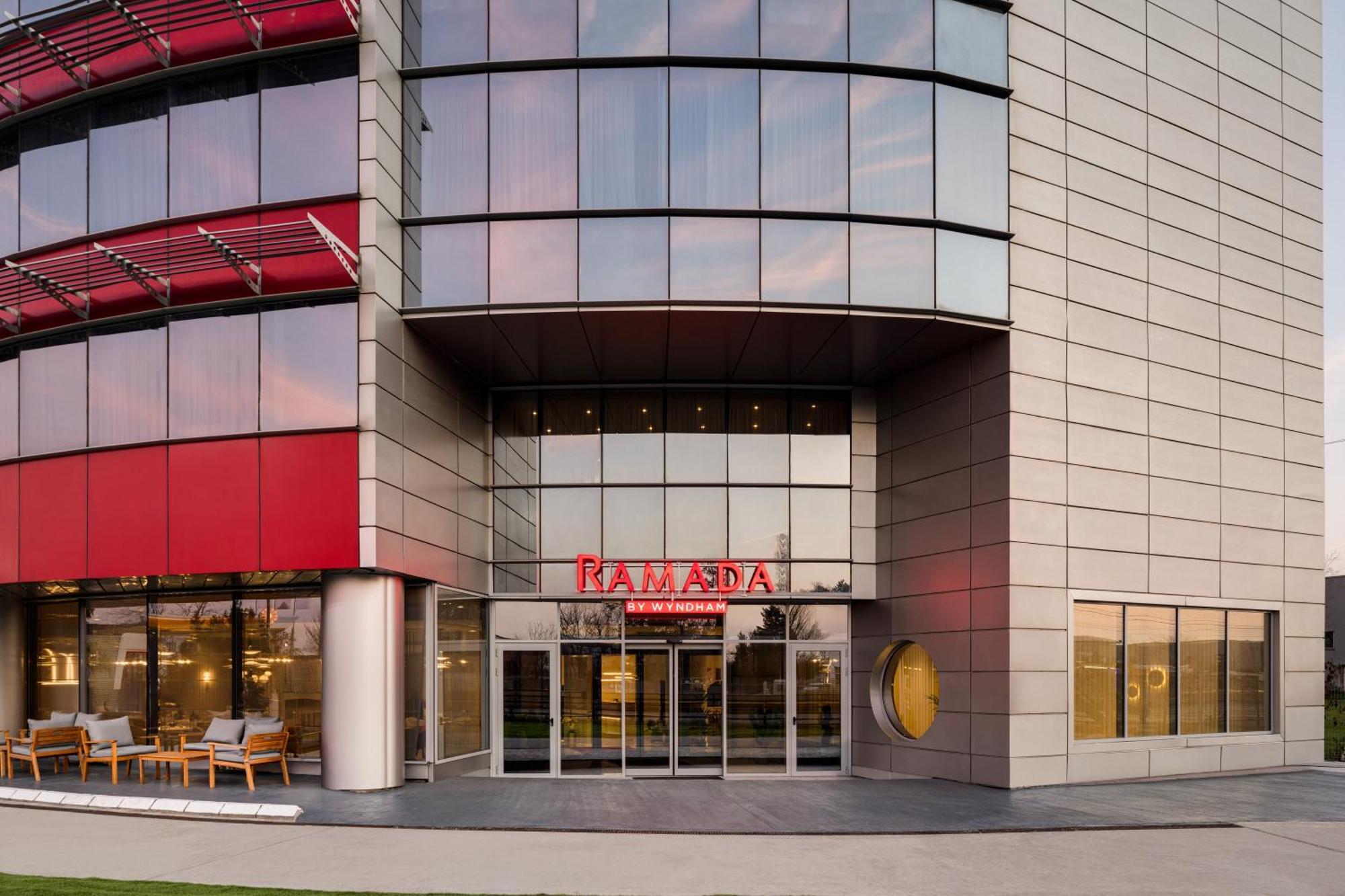 Ramada By Wyndham Bucharest Otopeni Airport Экстерьер фото