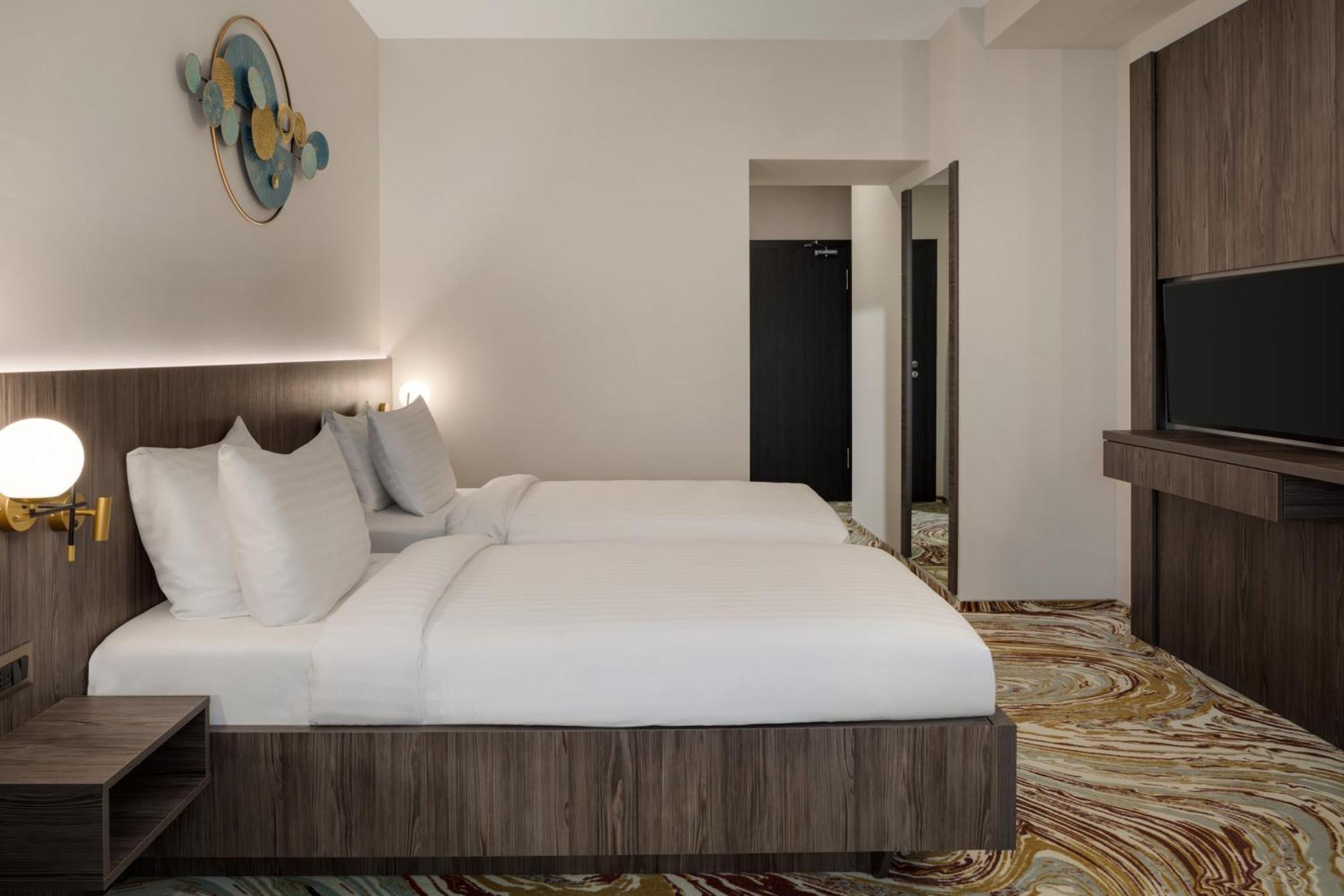 Ramada By Wyndham Bucharest Otopeni Airport Экстерьер фото
