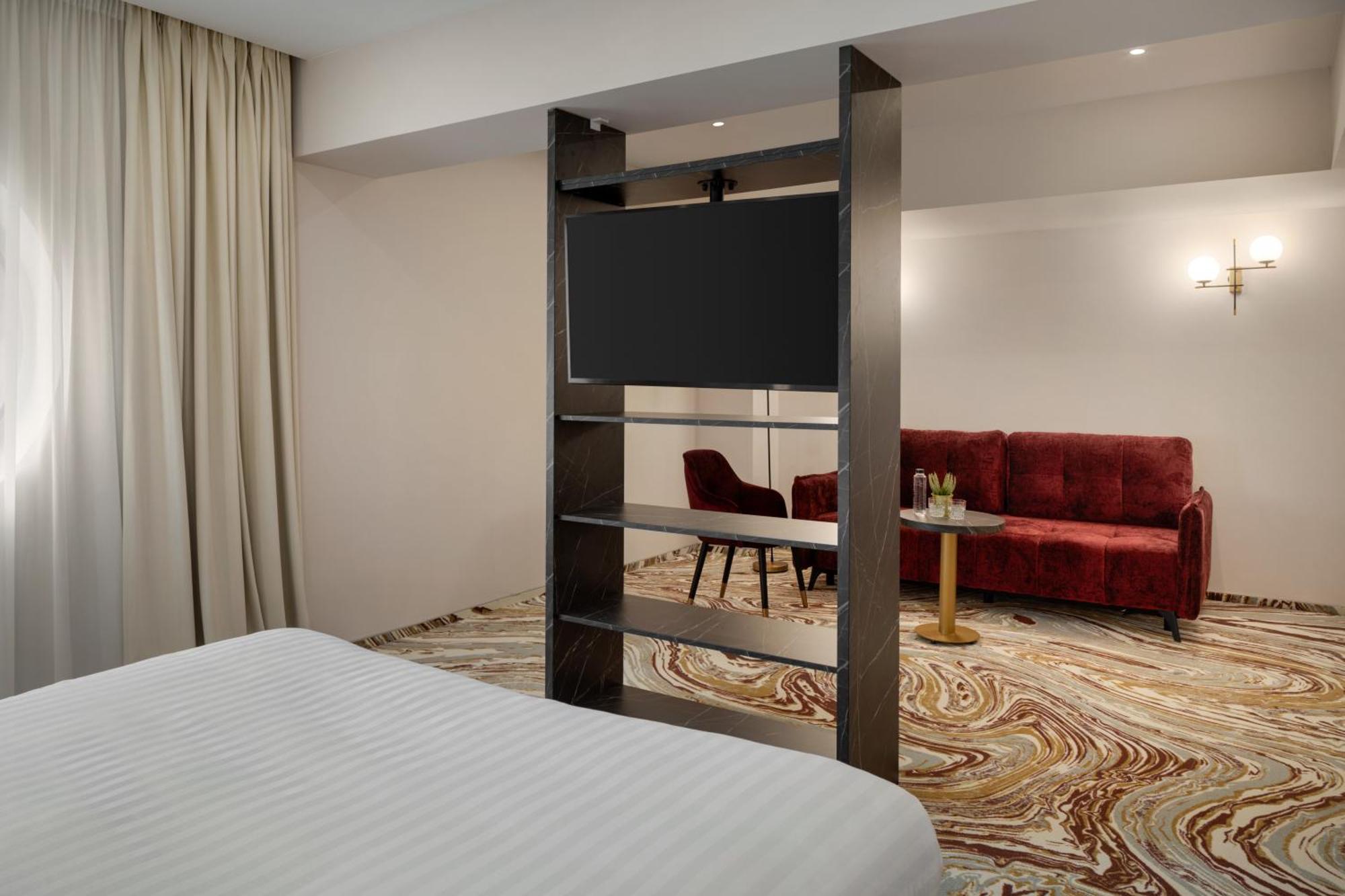Ramada By Wyndham Bucharest Otopeni Airport Экстерьер фото