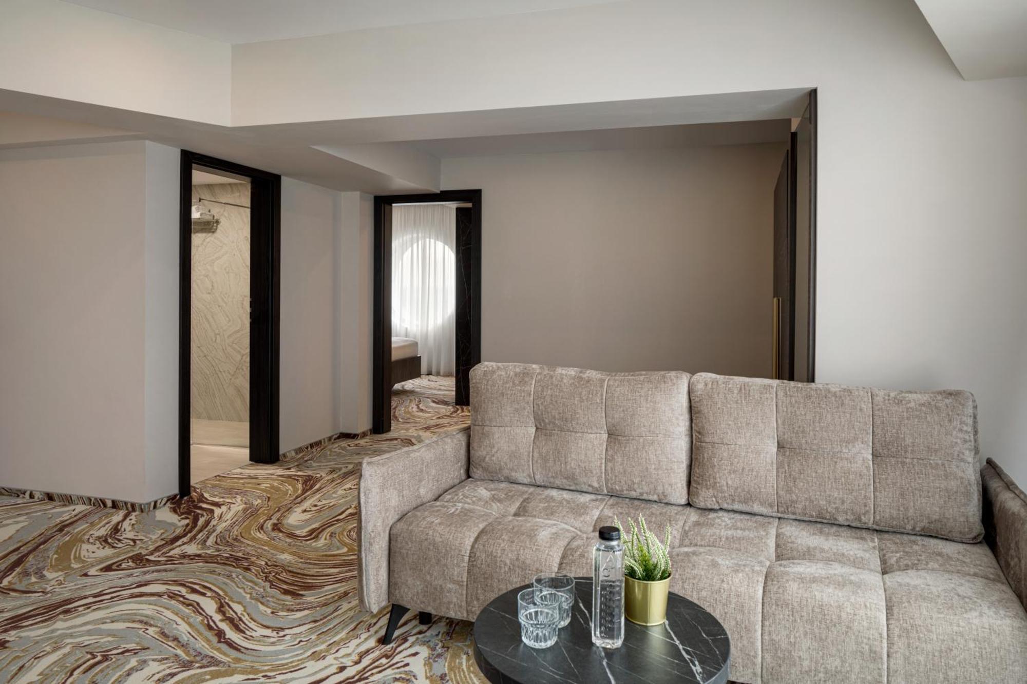Ramada By Wyndham Bucharest Otopeni Airport Экстерьер фото