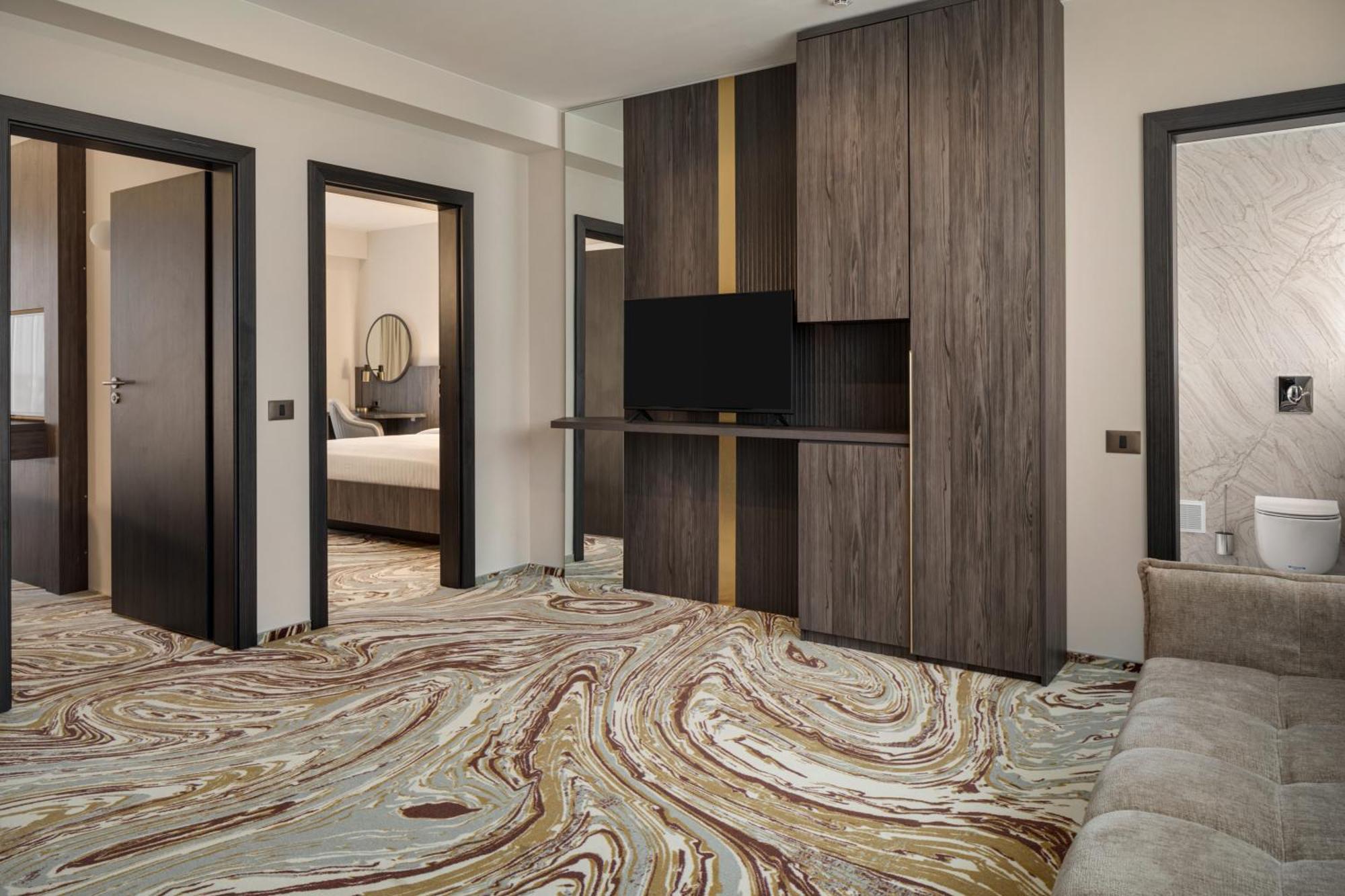 Ramada By Wyndham Bucharest Otopeni Airport Экстерьер фото