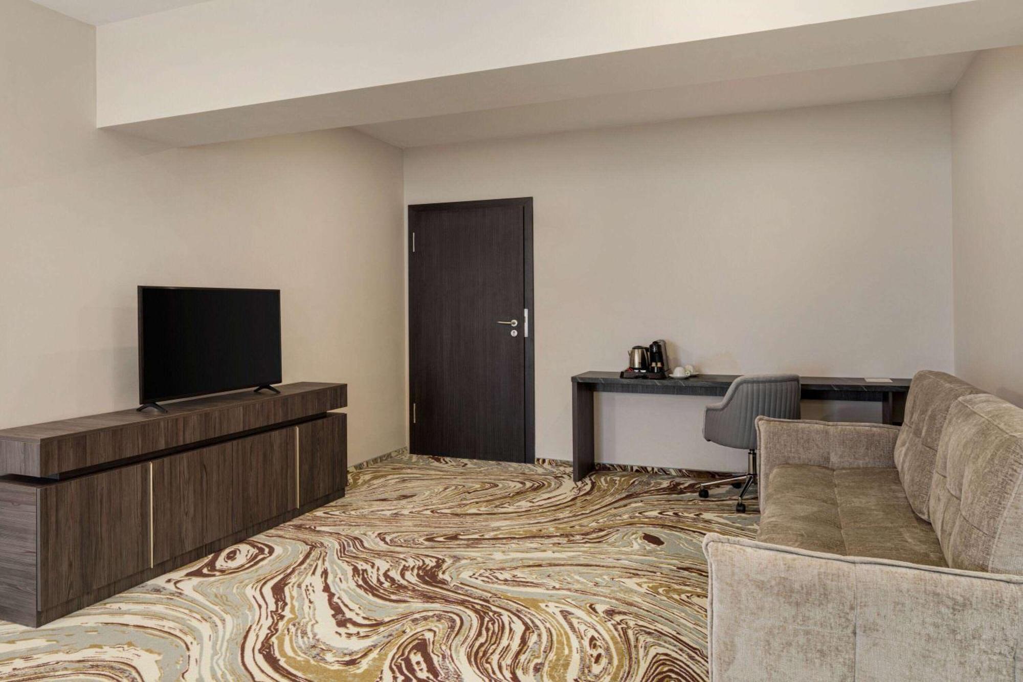 Ramada By Wyndham Bucharest Otopeni Airport Экстерьер фото