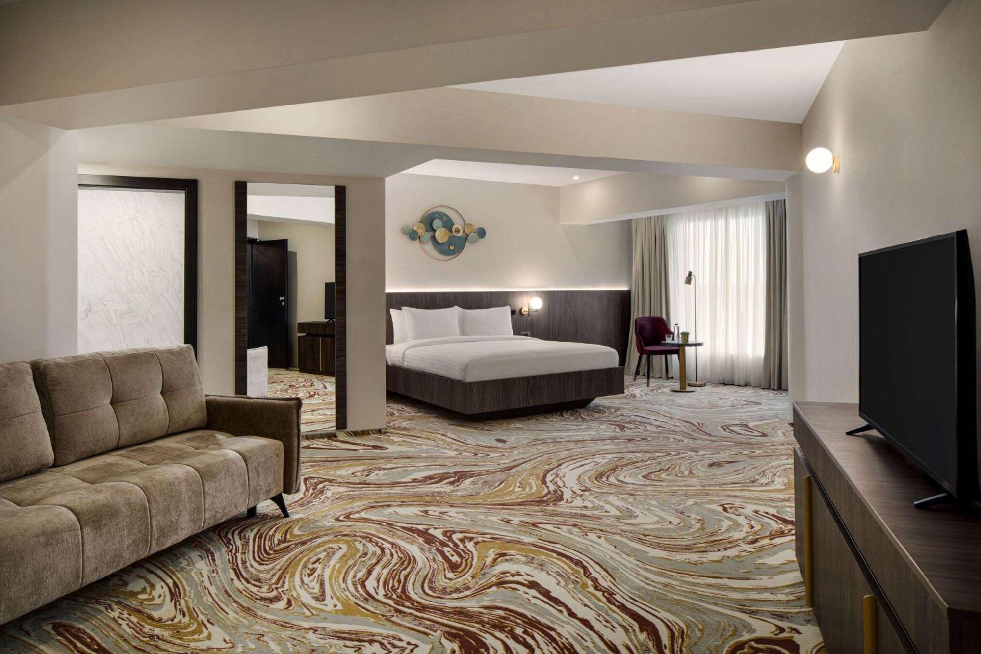 Ramada By Wyndham Bucharest Otopeni Airport Экстерьер фото