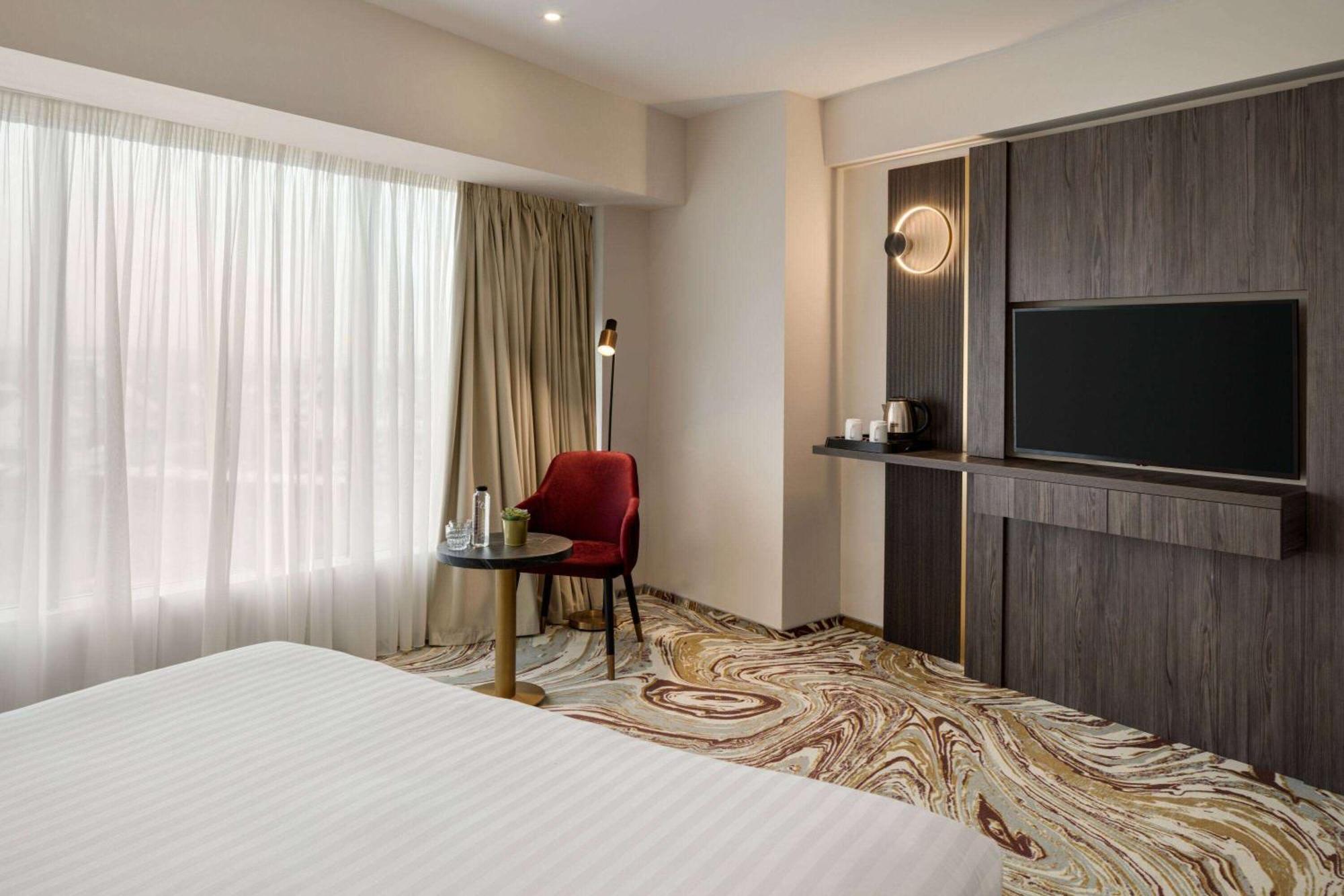 Ramada By Wyndham Bucharest Otopeni Airport Экстерьер фото