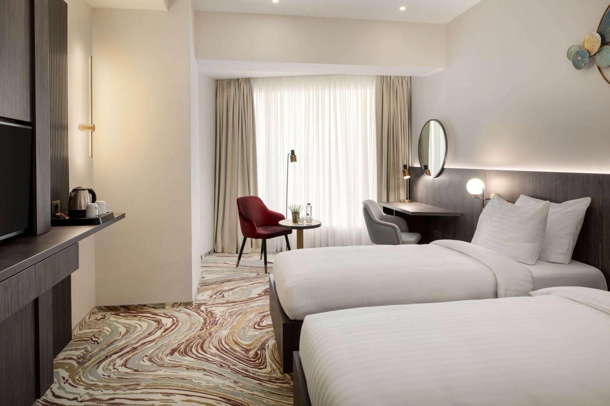 Ramada By Wyndham Bucharest Otopeni Airport Экстерьер фото