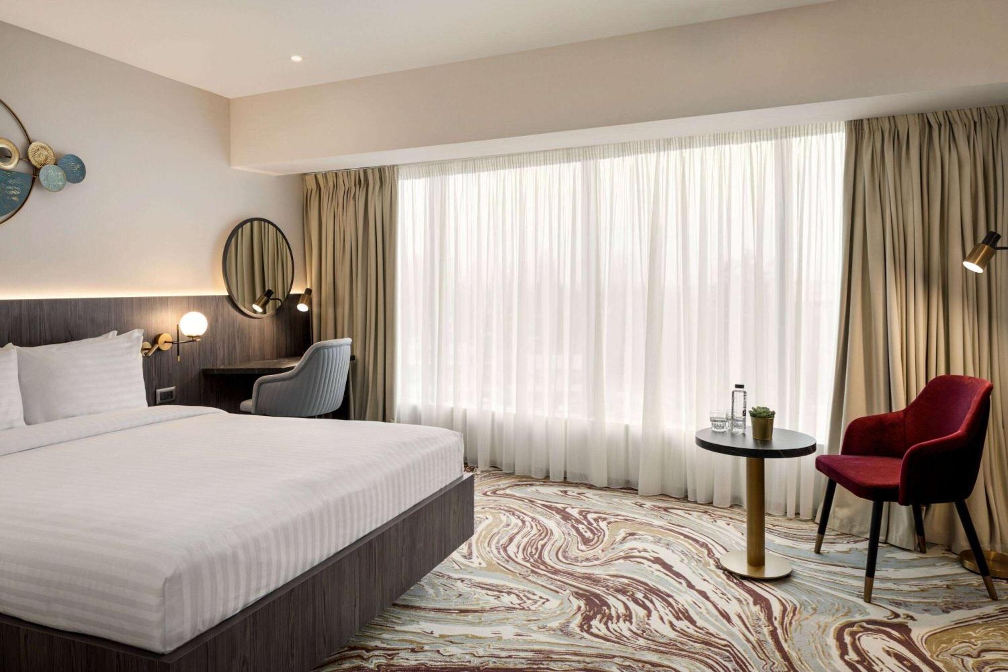 Ramada By Wyndham Bucharest Otopeni Airport Экстерьер фото