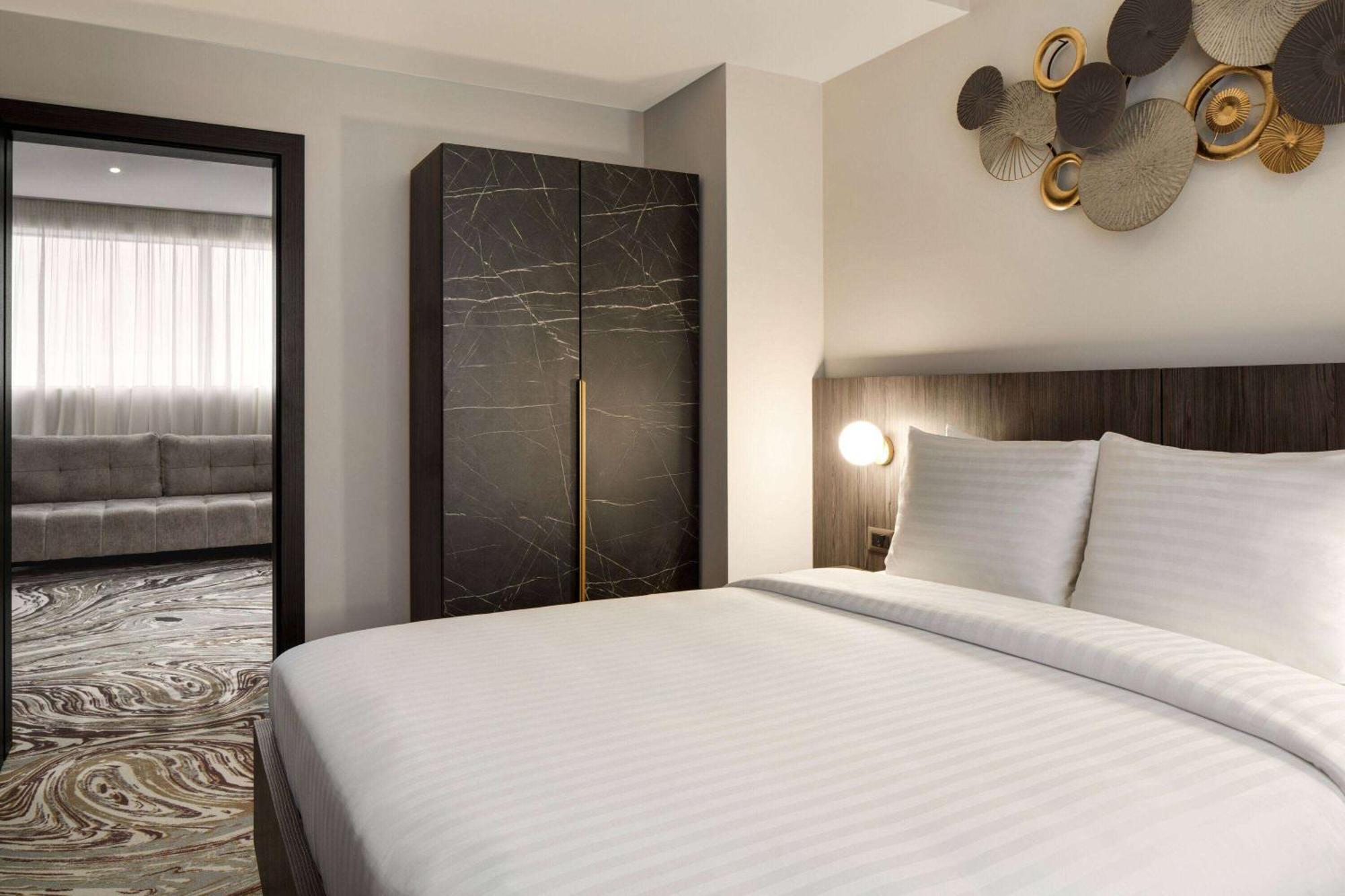 Ramada By Wyndham Bucharest Otopeni Airport Экстерьер фото