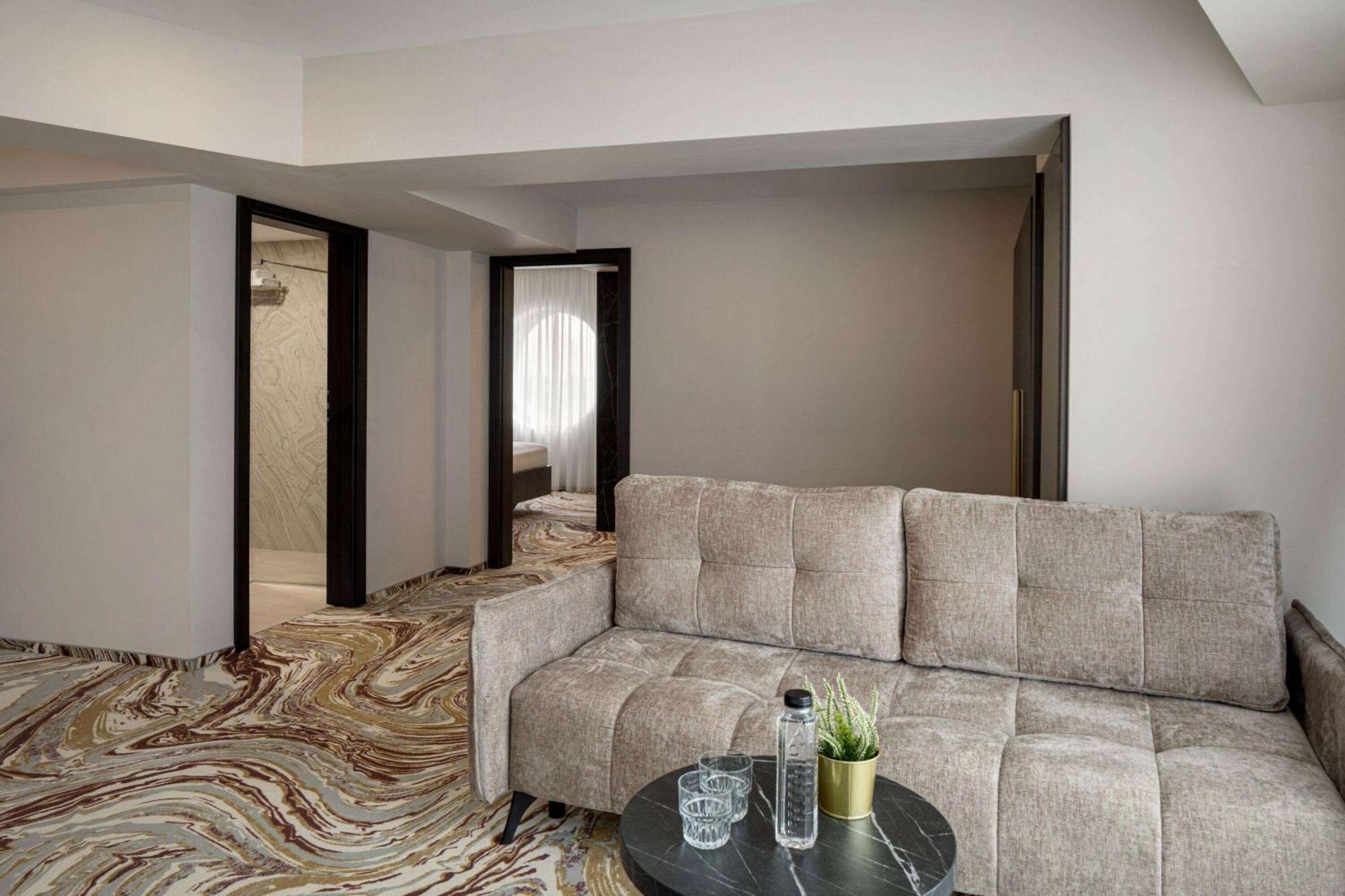 Ramada By Wyndham Bucharest Otopeni Airport Экстерьер фото